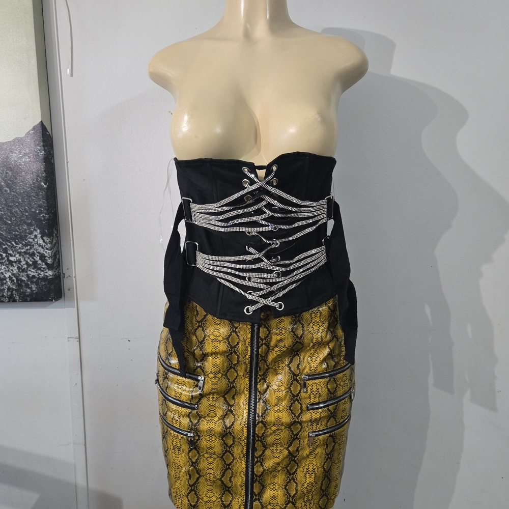 Black Corset with Silver Accents - Picture 11 of 11